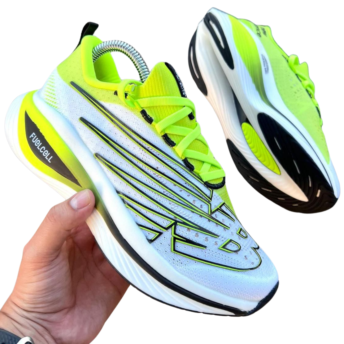 NEW BALANCE FUELCELL SUPERCOMP ELITE HOMBRE: Tu Mejor Opción para Correr En Onlineshoppingcenterg, sabemos que encontrar el calzado adecuado para correr puede ser un desafío. Si estás buscando los mejores tenis para mejorar tu rendimiento, los NEW BALANCE FUELCELL SUPERCOMP ELITE HOMBRE son la opción perfecta. Este artículo te proporcionará toda la información que necesitas para tomar la decisión correcta y hacer tu compra de manera segura y confiada.  ¿Por Qué Elegir los NEW BALANCE FUELCELL SUPERCOMP ELITE HOMBRE? Tecnología FuelCell para Máximo Rendimiento Los NEW BALANCE FUELCELL SUPERCOMP ELITE HOMBRE están diseñados con la innovadora tecnología FuelCell, que ofrece un retorno de energía excepcional en cada paso. Esto significa que cada vez que tu pie toque el suelo, sentirás un impulso que te llevará más lejos y más rápido. Ideal para corredores que buscan mejorar sus tiempos y superar sus límites.  Comparación de Modelos: New Balance FuelCell SuperComp Elite v3 vs. v4 La serie FuelCell SuperComp ha evolucionado con el tiempo, y tanto el New Balance FuelCell SuperComp Elite v3 como el New Balance FuelCell SuperComp Elite v4 ofrecen características sobresalientes. Mientras que el v3 es conocido por su ligereza y comodidad, el v4 mejora aún más con un ajuste más preciso y una mayor durabilidad. Ambos modelos están diseñados para corredores serios que necesitan un calzado que pueda seguirles el ritmo.  Adaptabilidad para Diferentes Necesidades Además de los modelos Elite, New Balance ofrece otras opciones dentro de la línea FuelCell, como el New Balance FuelCell SuperComp Trainer y el New Balance FuelCell Rebel v4. Estos modelos son perfectos si prefieres un calzado para entrenamientos diarios o para carreras de menor impacto. También está el New Balance FuelCell Propel v4, una opción versátil para aquellos que buscan un balance entre velocidad y comodidad.